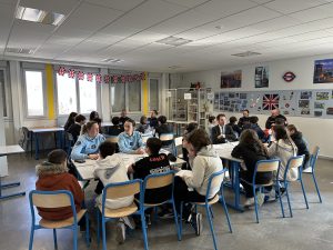 des élèves écoutes des professionnels au forum des métiers et des formations